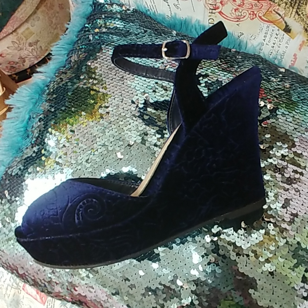 NAVY VELOUR WEDGE